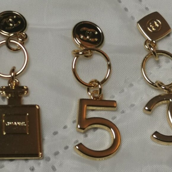 Authentic Chanel No. 5 Key Ring Charm Gold Chain 2023 XMas Collection Limited Ed - Picture 6 of 14